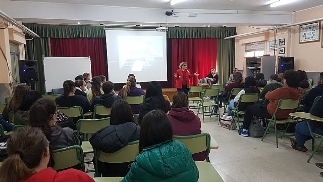 Cruz Roja Totana impartió charlas sobre voluntariado en IES 'Prado Mayor'
