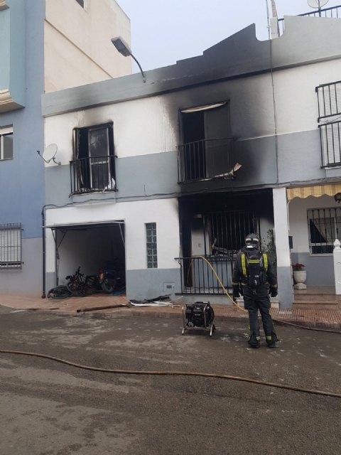 Cinco personas atendidas por inhalación de humo en el incendio de una vivienda en Totana
