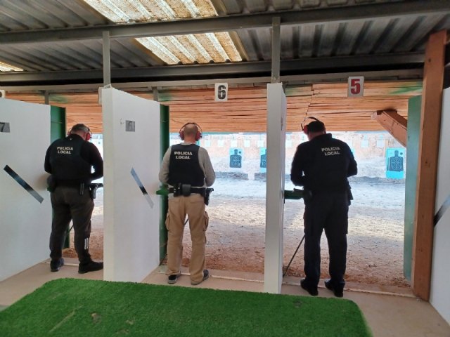 Miembros del Cuerpo de la Policía Local de Totana realizan prácticas de tiro de acuerdo a la normativa vigente