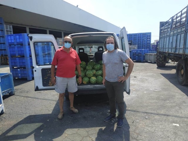 Agricultores y cooperativas de Totana entregan fruta fresca a Cáritas de las Tres Avemarías