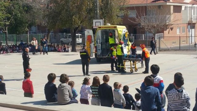 Alumnos del CEIP 'Tierno Galván' participan en un simulacro de evacuación del edificio en caso de incendio