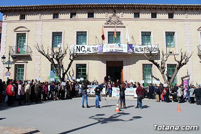 Cerca de 300 personas se concentran en la plaza de la Constitución para apoyar la manifestación de Madrid