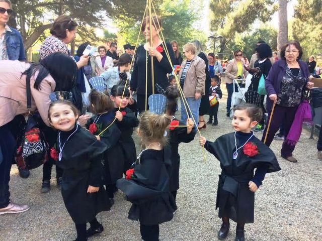 La comunidad educativa de la Escuela Municipal Infantil 'Clara Campoamor' celebra una procesión para dar la bienvenida a la Semana Santa