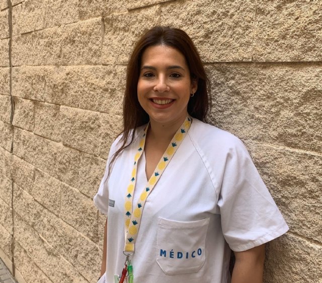 El alcalde felicita a la doctora totanera, Sandra González Montiel