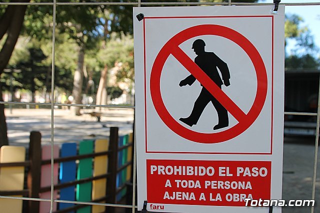 Comienzan las obras de mejora del área de juegos infantiles del parque municipal 'Marcos Ortiz'