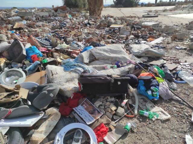 Toneladas de basuras y escombros se acumulan junto al colegio Luís Pérez Rueda