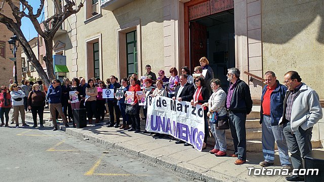 Autoridades del Gobierno municipal participan en el acto de apoyo a la huelga general parcial convocada por UGT y CCOO, con motivo del Día Internacional de la Mujer