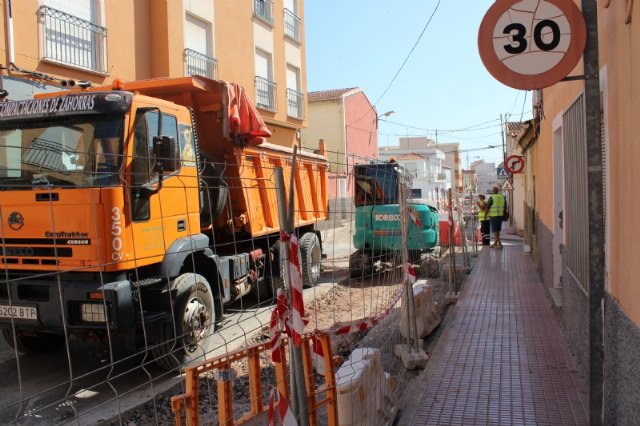 Las obras de renovación de la red de agua potable y alcantarillado de la calle Teniente Pérez Redondo se prolongarán durante todo el verano