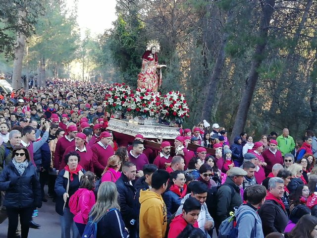 Varias miles de personas acompañan la imagen de Santa Eulalia en su tradicional romería de bajada a Totana