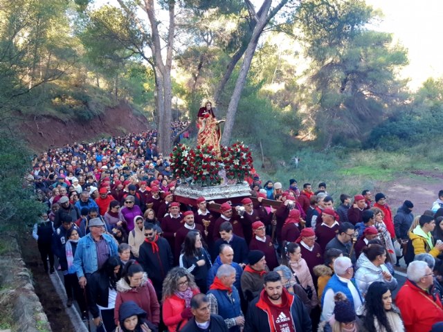 Varias miles de personas acompañan la imagen de Santa Eulalia en su tradicional romería de bajada a Totana.