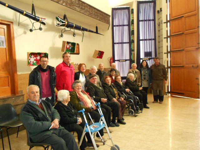 El Centro de Día de Personas Mayores de Totana visita el IV Belén solidario de la Hermandad de la Verónica