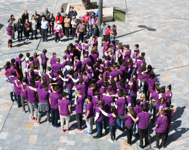 Los estudiantes 'laten' por la Igualdad organizando un corazón humano en la plaza de la Balsa Vieja a través de la actividad de sensibilización “Latidos con igualdad”