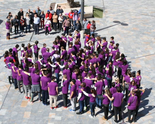 Los estudiantes 'laten' por la Igualdad organizando un corazón humano en la plaza de la Balsa Vieja a través de la actividad de sensibilización 'Latidos con igualdad'