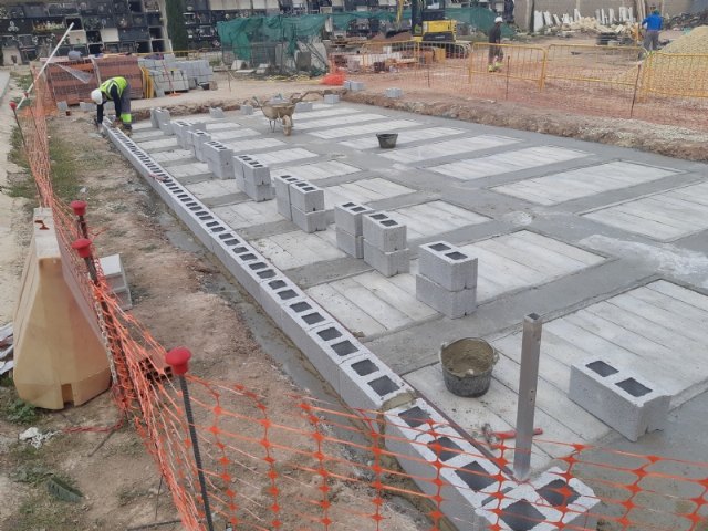 Continúan las obras de veinte nuevas fosas construidas en el Cementerio Municipal 'Nuestra Señora del Carmen', que finalizarán en unas semanas
