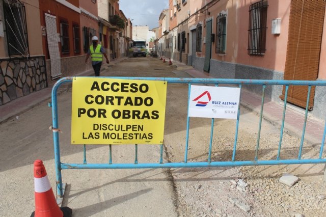 Continúan a buen ritmo las obras de renovación de los servicios y pavimentación en la calle Romualdo López Cánovas