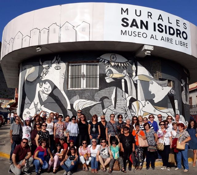 Cincuenta personas participan en la visita a Orihuela para participar en la 'Ruta Hernandiana' con motivo del 75 aniversario de la muerte del poeta Miguel Hernández