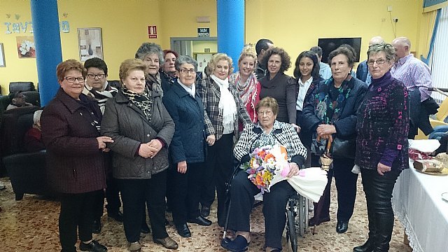 Homenaje a la mujer más longeva en la residencia 'La Purísima'