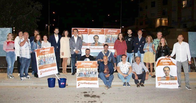 Ciudadanos arranca 'con fuerza e ilusión' la campaña electoral en Totana con la pegada de carteles