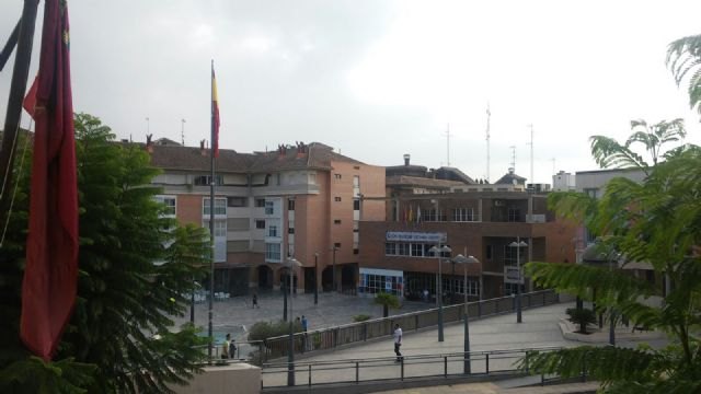 La bandera de España luce en la plaza de la Constitución durante estos días con motivo de la celebración del Día de la Fiesta Nacional