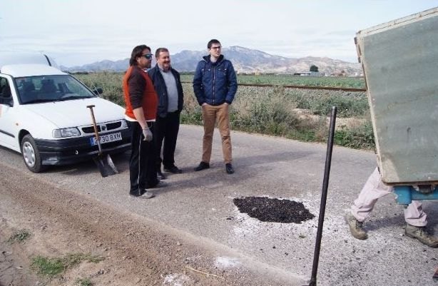 La Concejalía de Caminos realiza trabajos de parcheo en más de una treintena de caminos rurales de la red viaria del municipio
