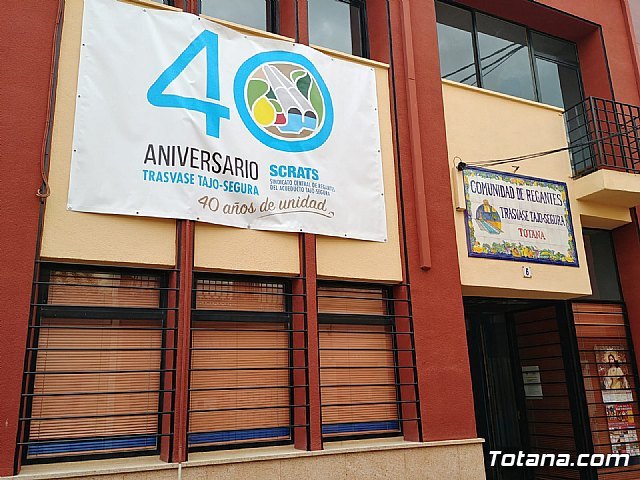 Colocan una pancarta del 40 Aniversario del Trasvase Tajo-Segura en la fachada de la Comunidad de Regantes de Totana