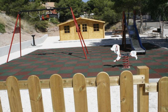 Finalizan las obras del área de juegos infantiles en la urbanización 'La Charca', que se abren al público esta misma semana