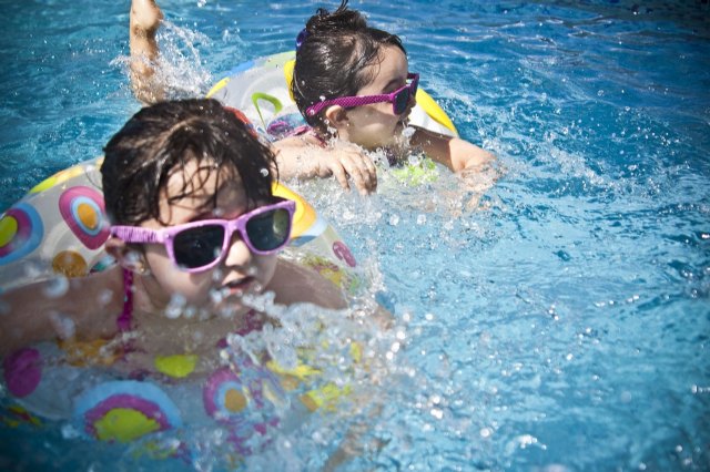 Ofrecen recomendaciones antes de comprar juguetes infantiles de baño y playa para evitar accidentes en el agua
