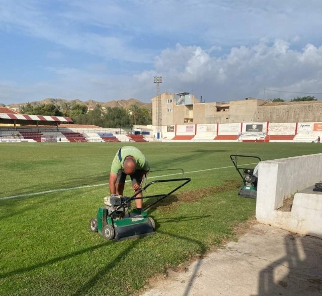 Se realizan trabajos de resiembra en el estadio municipal “Juan Cayuela” para garantizar su mantenimiento