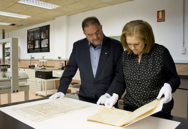 El Archivo General de la Región entrega al municipio de Totana cinco pergaminos de los siglos XIV y XV tras su restauración