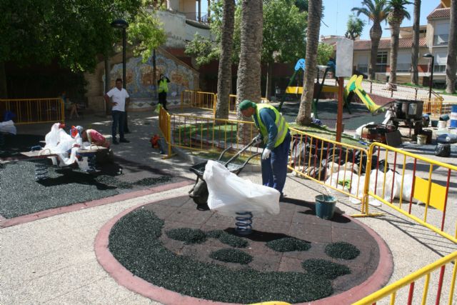Acondicionan el área de juegos infantiles del jardín del Centro Sociocultural 'La Cárcel', en la avenida de Lorca