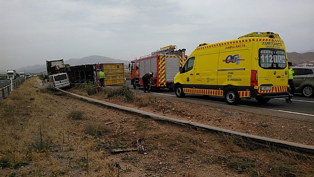 Una mujer ha resultado herida leve al colisionar un camión y una furgoneta en la autovía A-7, en Totana