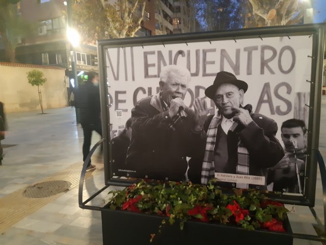 Murcia dedica un espacio privilegiado al Tío Juan Rita en la exposición fotográfica urbana organizada para conmemorar el Encuentro de Cuadrillas de Patiño