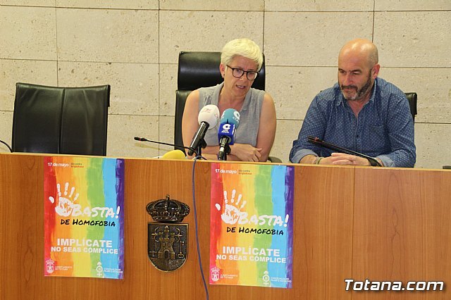 Promueven una campaña en establecimientos comerciales y hosteleros mediante el reparto de cartelería con motivo del Día contra la LGTBIfobia, que se celebra el 17 de mayo