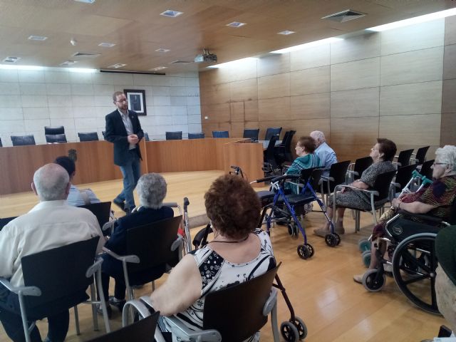 Se realiza una recepción institucional a usuarios del Centro de Día y Personas Mayores de Lorca 'Domingo Sastre' que visitan Totana