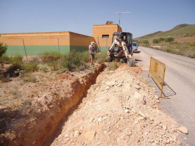 Instalan un ramal de tubería de distribución en El Raiguero para solucionar los problemas de interrupción del servicio en las zonas altas