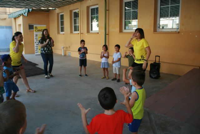 Un centenar de niños y niñas participan en la Escuela de Verano que organiza el Colectivo para la Promoción Social 'El Candil' en los colegios 'Santiago' y 'La Cruz'