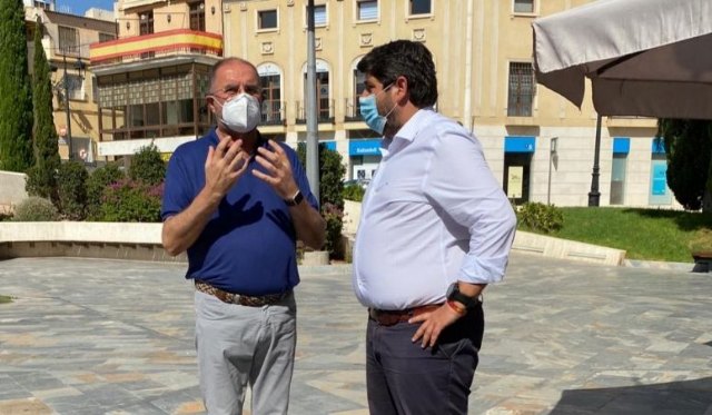 El alcalde mantiene una nueva reunión institucional con López Miras aprovechando su visita al municipio, reiterándole la necesidad de ayudas directas a hosteleros y comerciantes