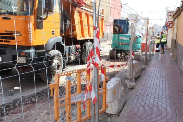 A principios de septiembre está previsto que finalicen las obras de renovación de la red de agua potable y alcantarillado en la calle Teniente Pérez Redondo