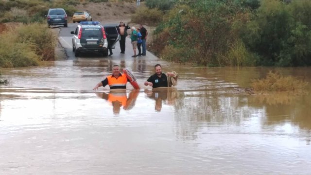 Protección Civil y Guardia Civil rescatan a una persona atrapada en su vehículo en el Camino de Juan Teresa en su intersección con el río Guadalentín