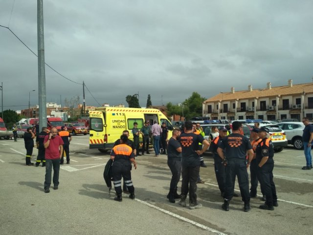 Efectivos de Protección Civil colaboran solidariamente en los trabajos de evacuación ciudadana en Síscar para posibilitar el desembalse controlado de la presa de Santomera