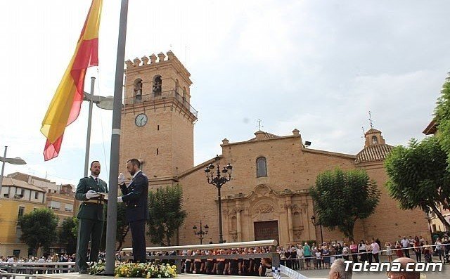 Totana vuelve a rendir homenaje institucional a la bandera de España coincidiendo con el Día de la Fiesta Nacional