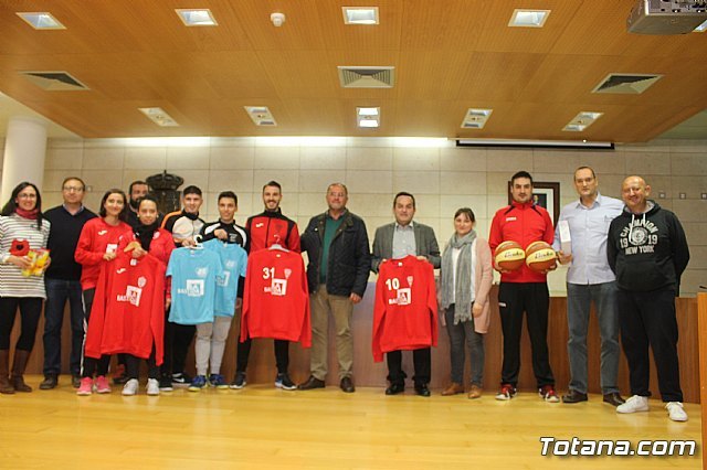 Las bases de los clubes de fútbol y fútbol-sala de Totana promocionan en sus prendas deportivas el yacimiento de La Bastida
