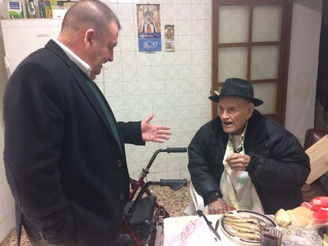 El alcalde felicita al 'Tío Juan Rita', el vecino más longevo de Totana, con motivo de su 106 cumpleaños