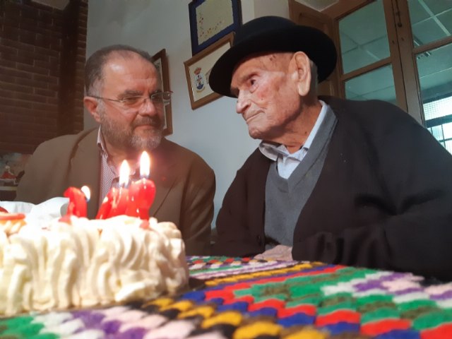 El alcalde felicita a Juan Tudela Piernas, el 'Tío Juan Rita', el vecino más longevo de Totana, con motivo de su 108 cumpleaños
