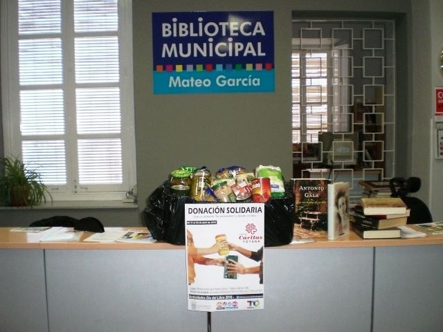 Continúa la campaña de donación solidaria de alimentos en la Biblioteca Municipal 'Mateo García' a cambio de libros