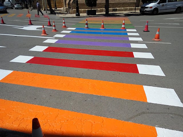 El PP denuncia la ilegalidad de pintar los pasos para peatones de colores y exige su restitución inmediata