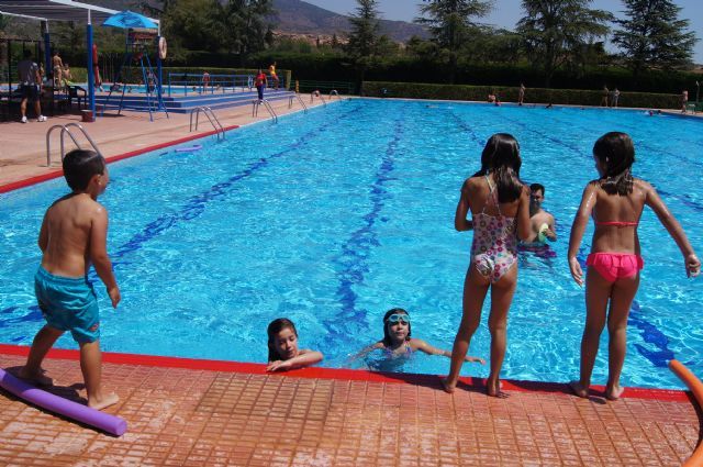 Continúan las actividades deportivas para jóvenes y adultos en las piscinas municipales dentro del programa 'Verano Polideportivo´2017'