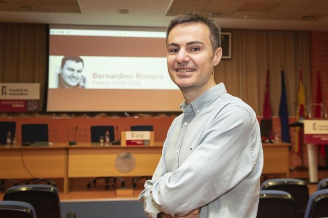 El Ayuntamiento felicita a Bernardino Romera, informático de la localidad, tras ser galardonado con el premio FIUM 2022 de la UMU