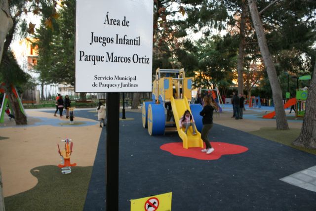 Abierta al público la nueva área de juegos infantiles del parque municipal 'Marcos Ortiz', que se ha rehabilitado en profundidad con un presupuesto de 81.000 euros