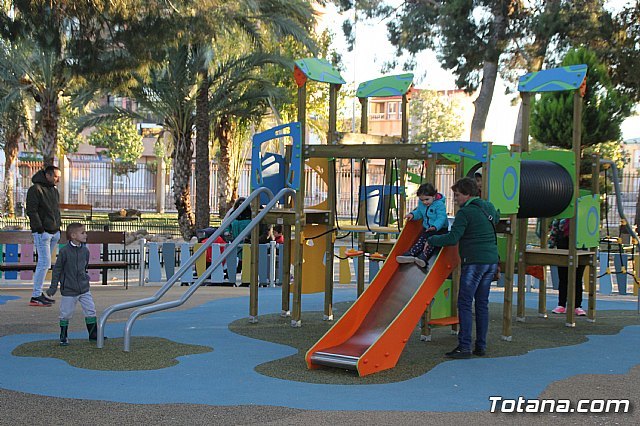 Abierta al público la nueva área de juegos infantiles del parque municipal 'Marcos Ortiz'
